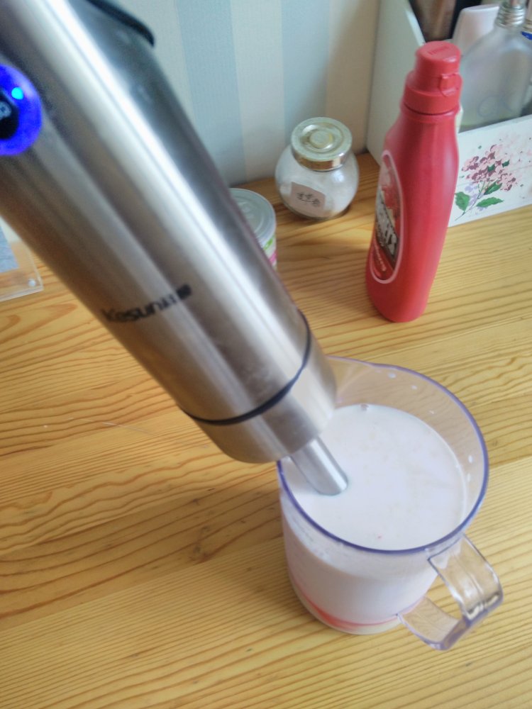 美味草莓奶昔步骤4