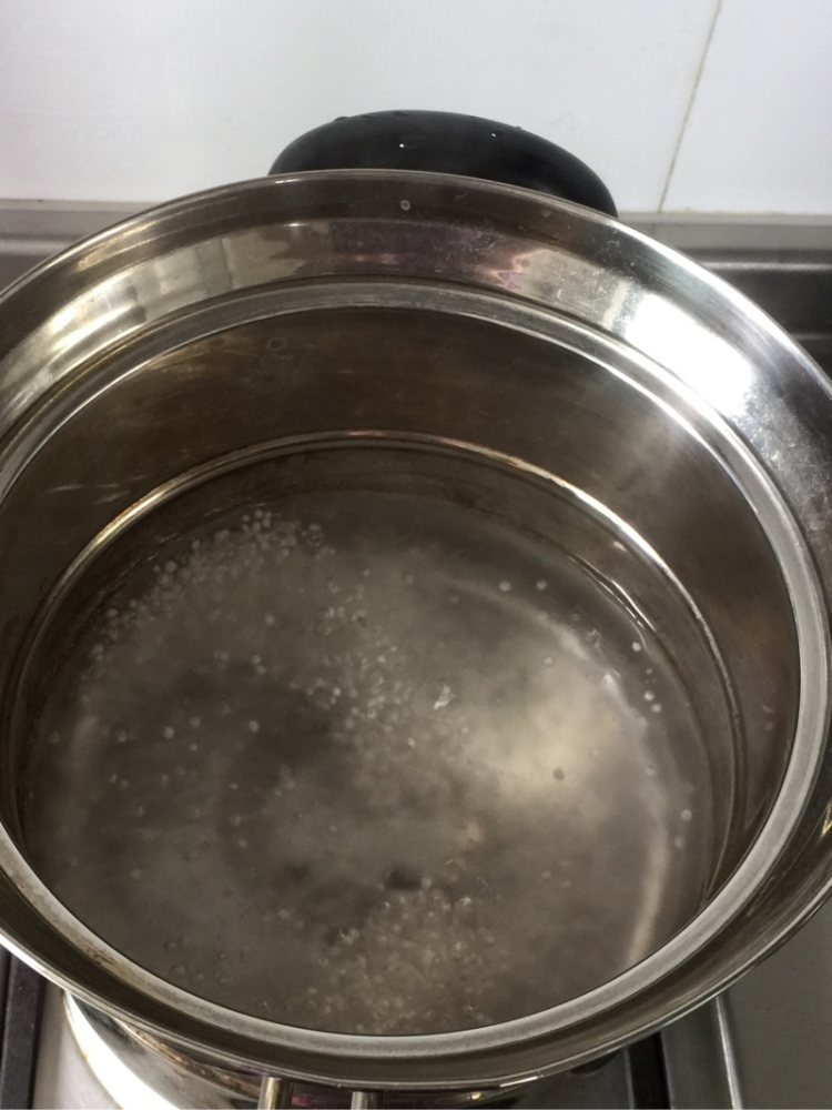 【儿童美食】香蕉西米步骤1