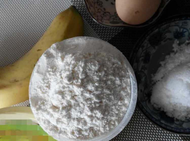 【手工美食】芝麻香蕉步骤1