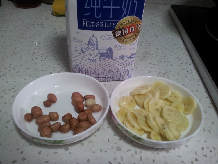香蕉牛奶花生豆浆步骤2