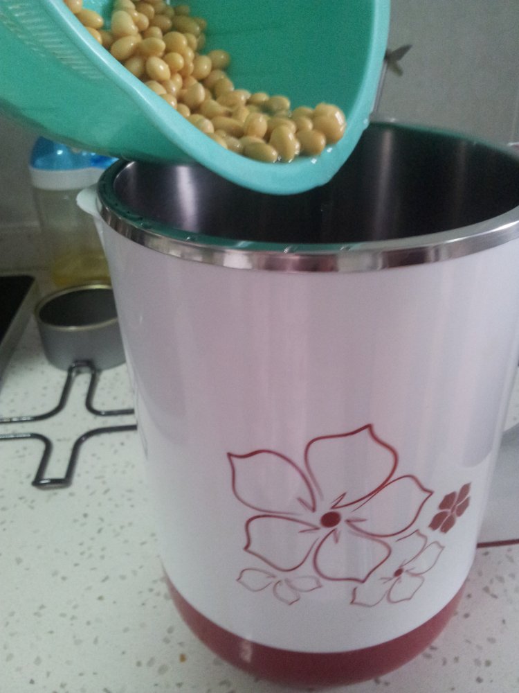 香蕉牛奶花生豆浆步骤3