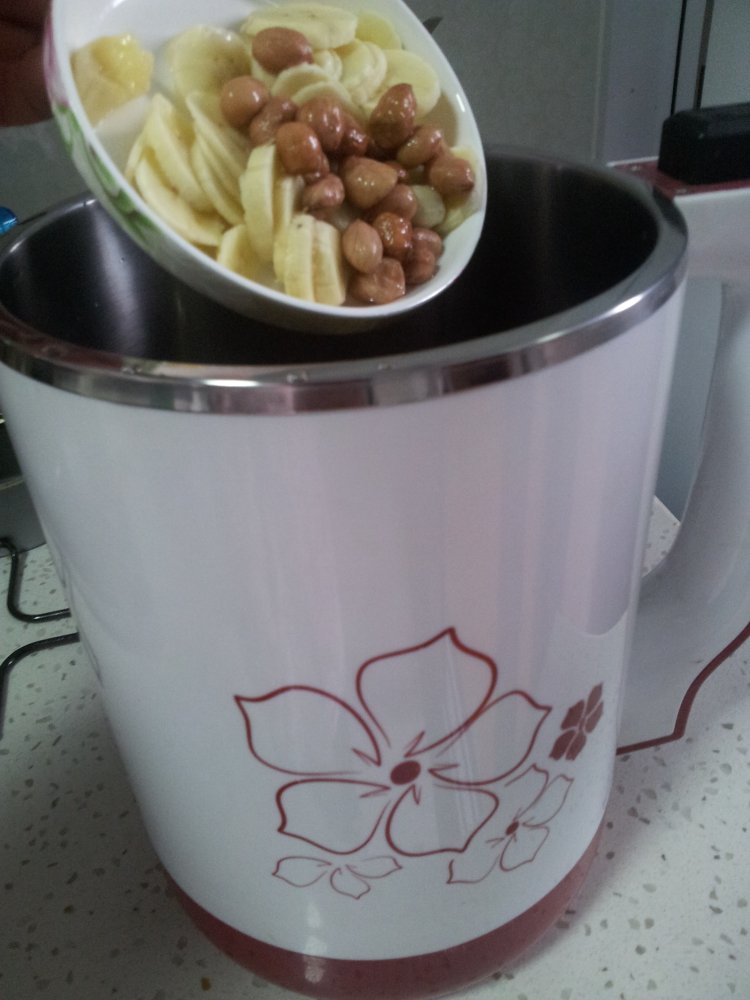 香蕉牛奶花生豆浆步骤4
