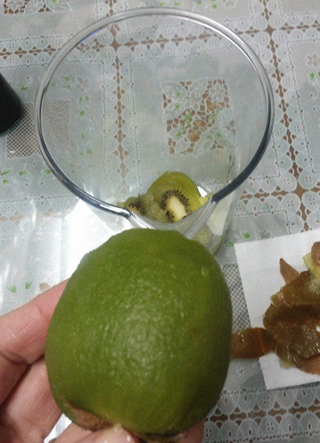 奇异果香蕉蜂蜜汁步骤1