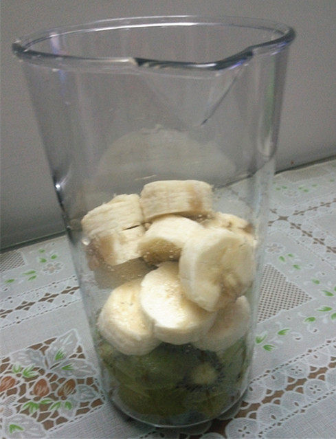 奇异果香蕉蜂蜜汁步骤2