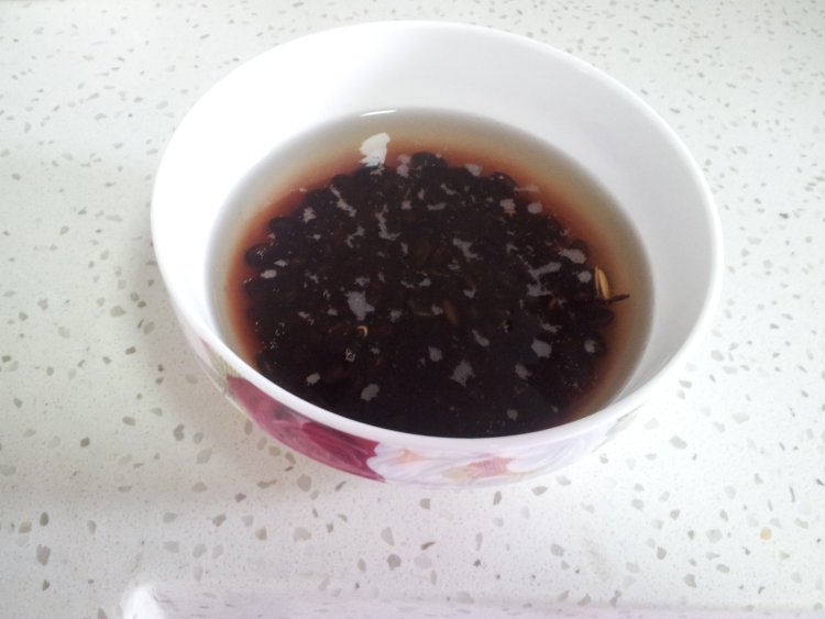 黑豆枸杞香蕉豆浆步骤1