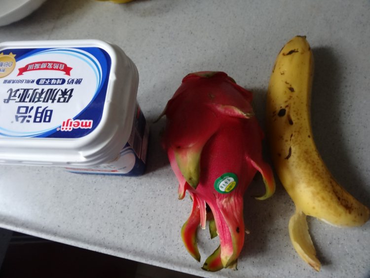 香蕉火龙果酸奶奶昔步骤1
