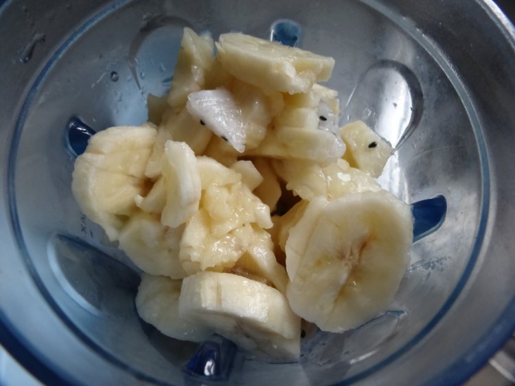香蕉火龙果酸奶奶昔步骤3