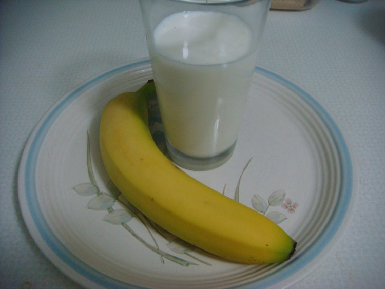 香蕉花生酱牛奶饮步骤1