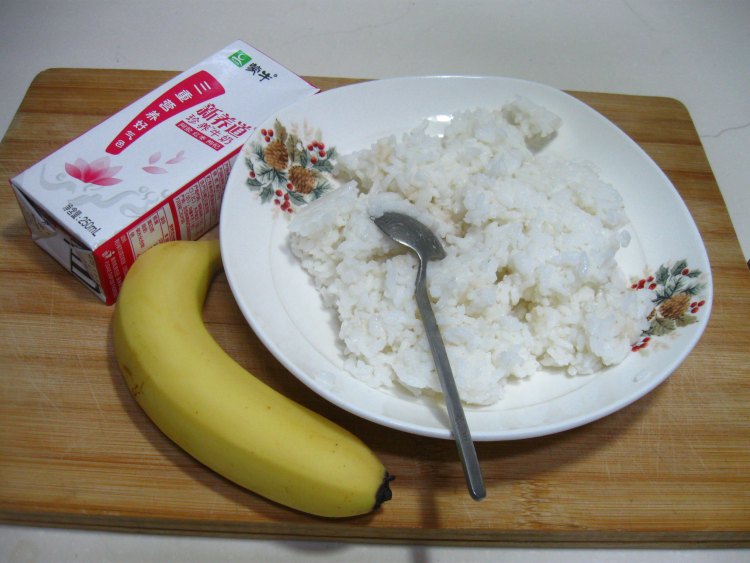 香蕉牛奶粥步骤1