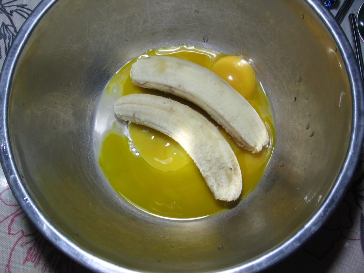 香蕉酸奶戚风蛋糕步骤2