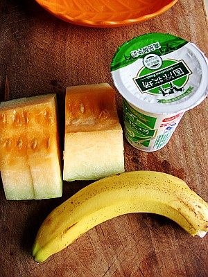 哈密瓜香蕉酸奶汁步骤1
