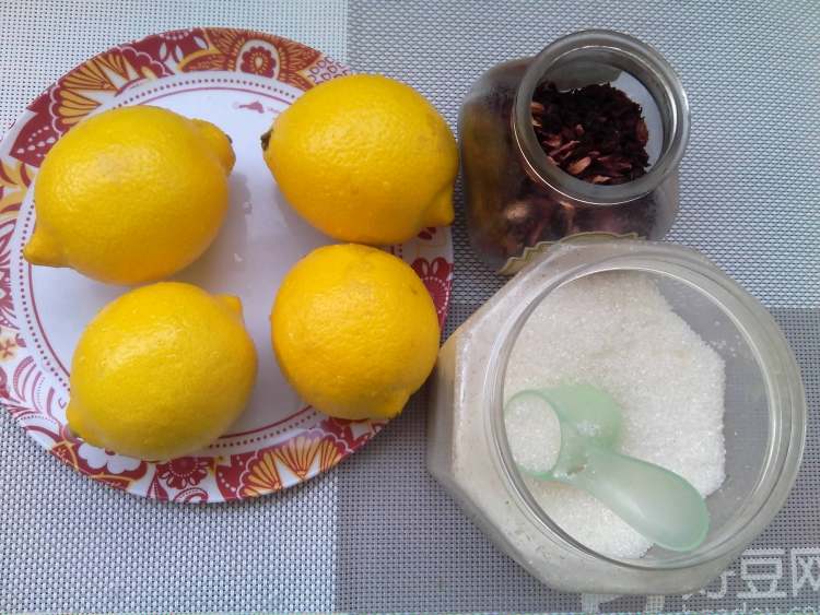 柠檬花果茶步骤1