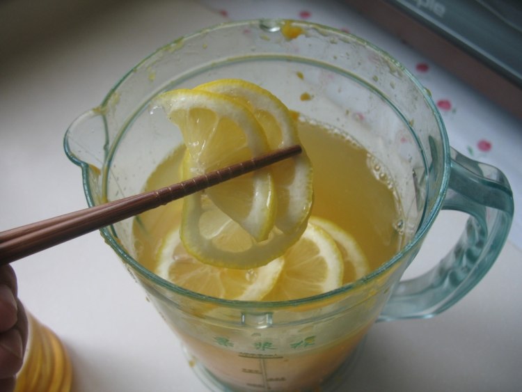 芒果柠檬汁步骤3