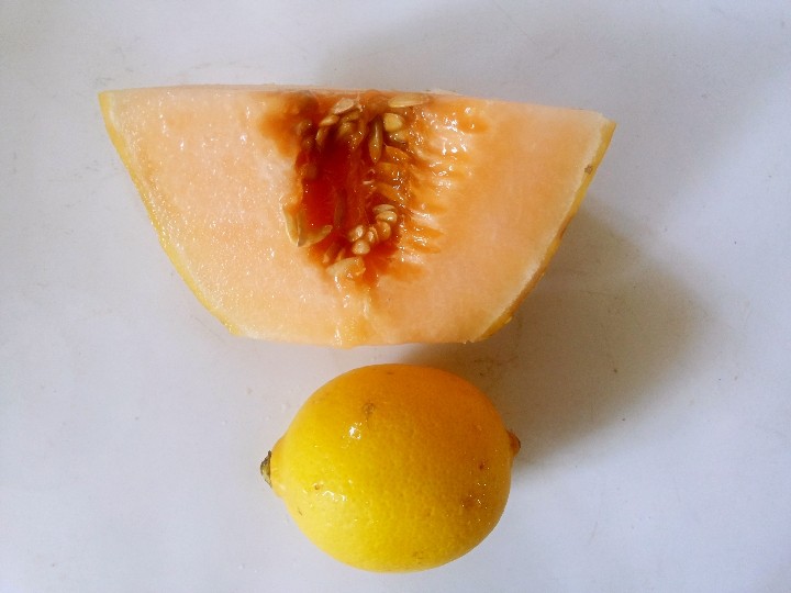 哈密瓜柠檬汁步骤1