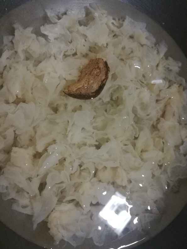 木瓜雪耳糖水步骤1