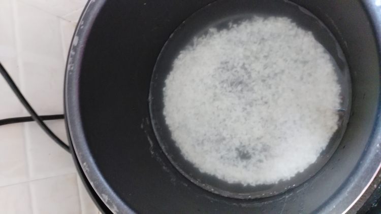 木瓜银耳粥步骤1