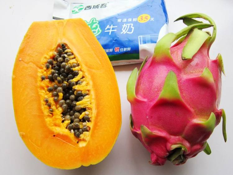木瓜火龙果奶昔步骤1