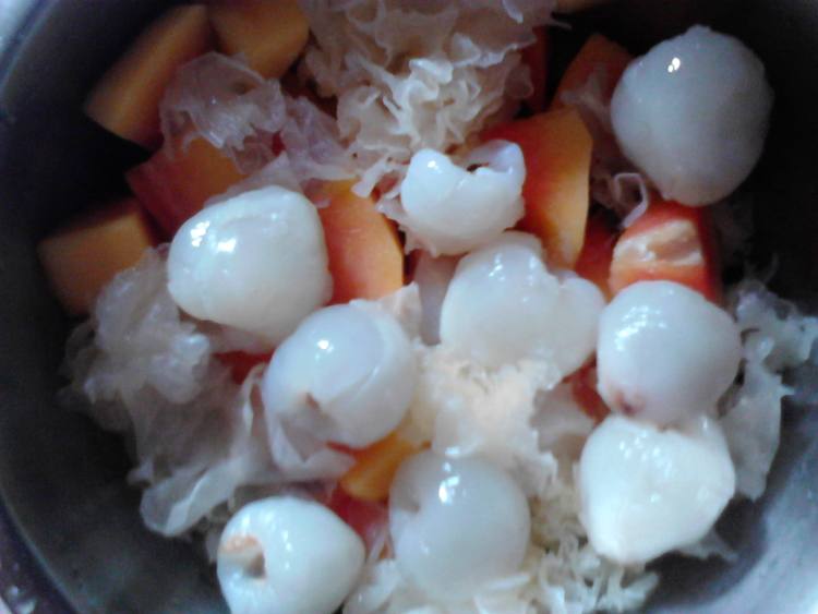 荔枝木瓜莲子雪耳汤步骤3