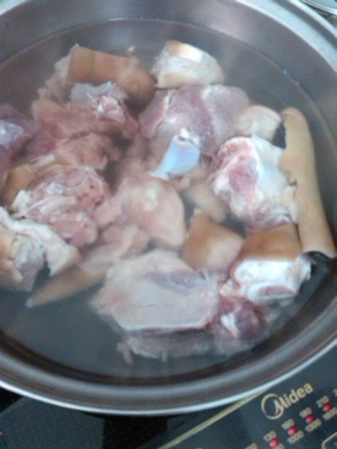 木瓜红萝卜煲猪手步骤4