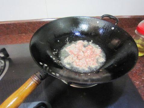 鲜虾肉末炒木瓜步骤2