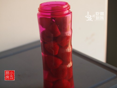 浓郁水果香的草莓汁步骤3