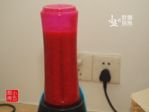 浓郁水果香的草莓汁步骤4