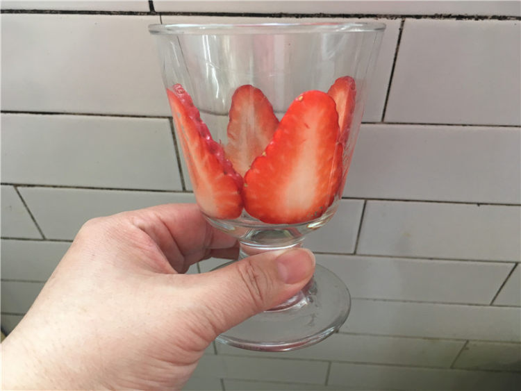 草莓奶酪布丁步骤3
