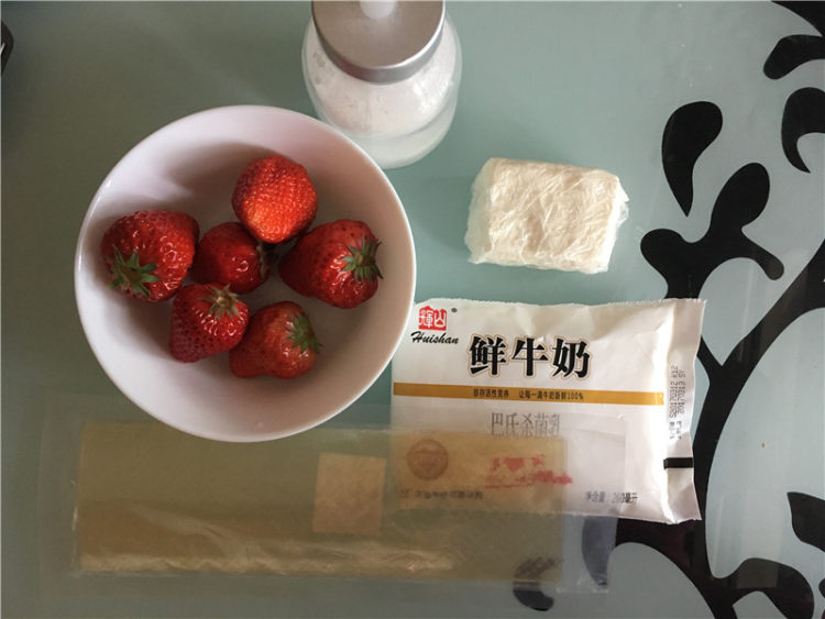 草莓奶酪布丁步骤1