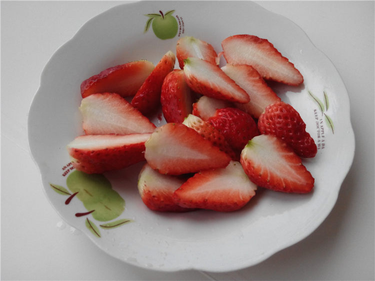 草莓苹果沙拉步骤2