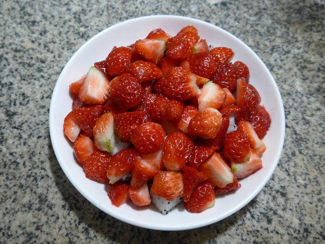 沙拉火龙果草莓步骤4