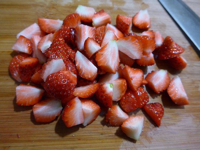 沙拉火龙果草莓步骤3