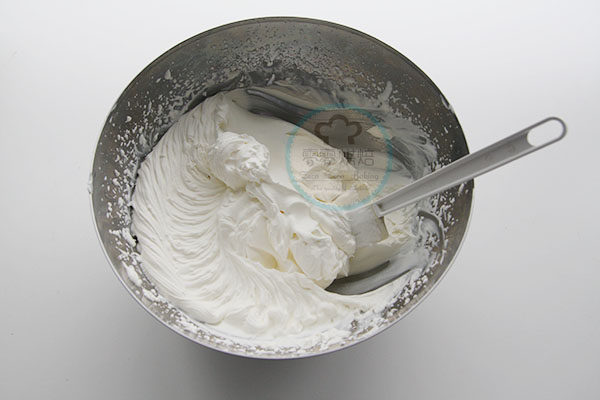 草莓水果奶油裱花蛋糕步骤1