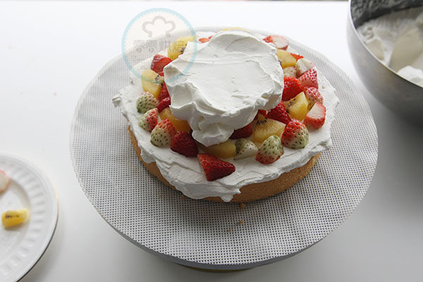 草莓水果奶油裱花蛋糕步骤6