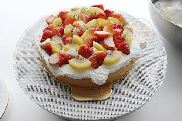草莓水果奶油裱花蛋糕步骤5