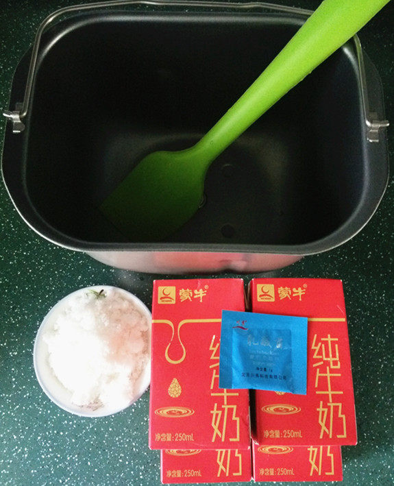 草莓颗粒老酸奶步骤1