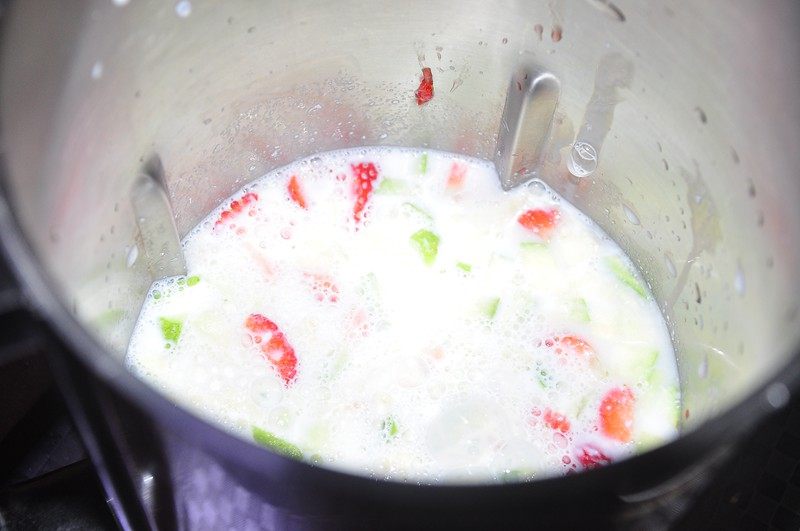 番石榴草莓奶饮步骤7