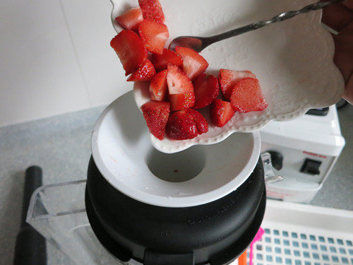 草莓奶汁步骤2