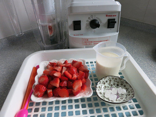 草莓奶汁步骤1