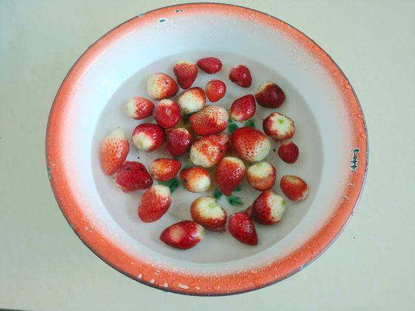 草莓冰饮步骤1