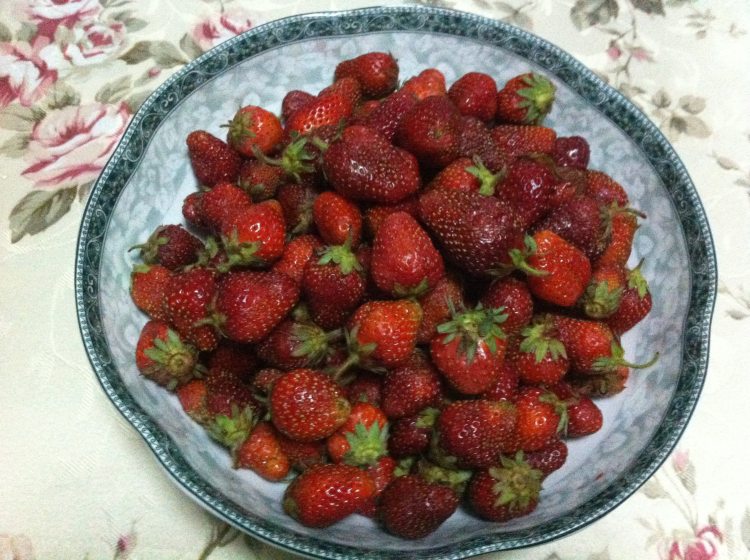酸甜草莓果饮步骤1