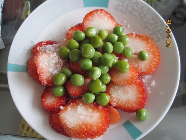 草莓拌青豆步骤9