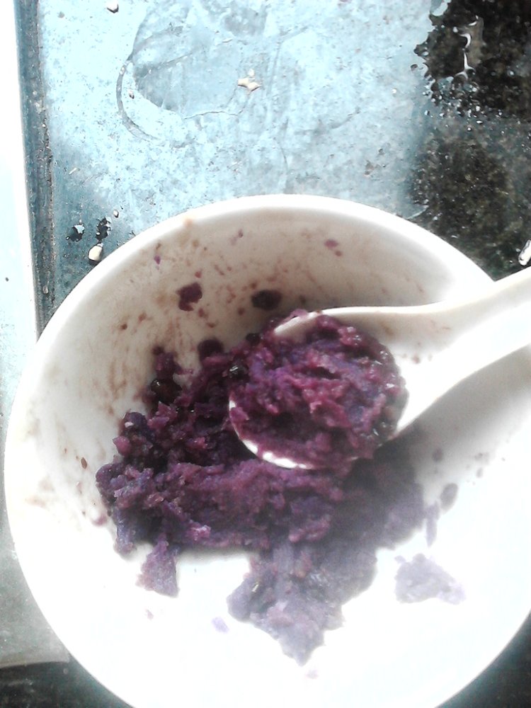 黑米紫薯草莓团步骤3