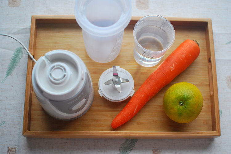 鲜橙胡萝卜汁，健康饮步骤1