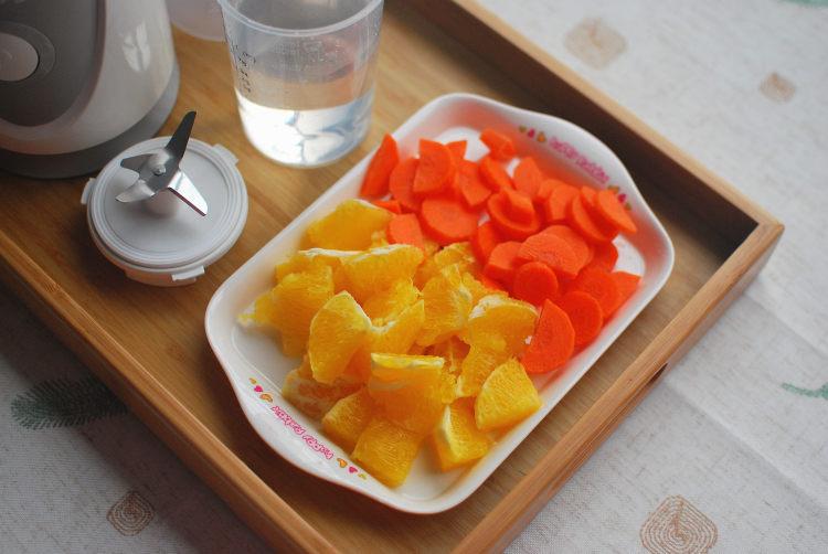 鲜橙胡萝卜汁，健康饮步骤2