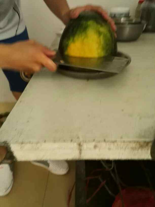 恐龙西瓜拼盘步骤1