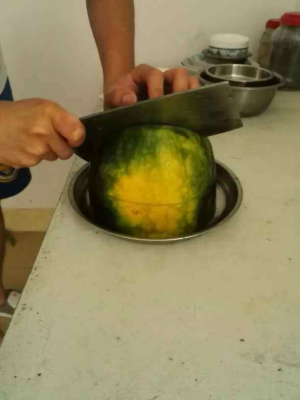 恐龙西瓜拼盘步骤2