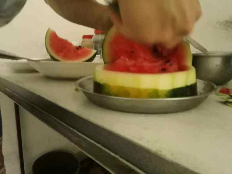 恐龙西瓜拼盘步骤4