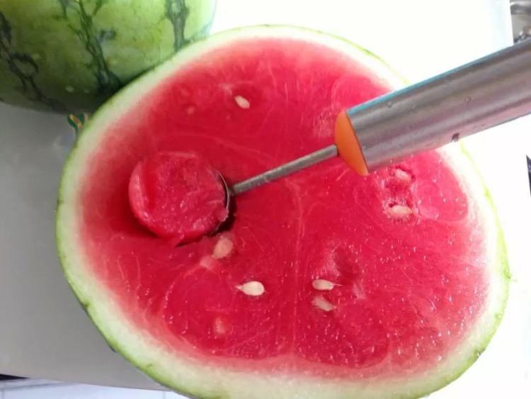【儿童美食】鲜榨西瓜步骤2