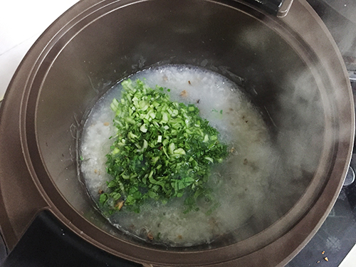 【香菇青菜粥】十分钟步骤3