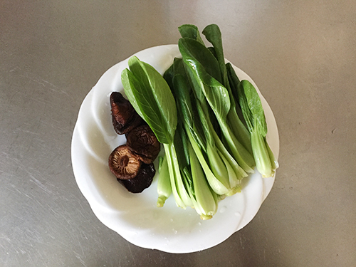 【香菇青菜粥】十分钟步骤2
